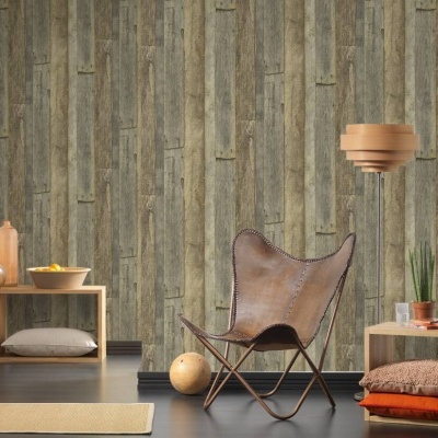 Cadeira de pele castanha em sala com móveis de madeira e parede de tábuas