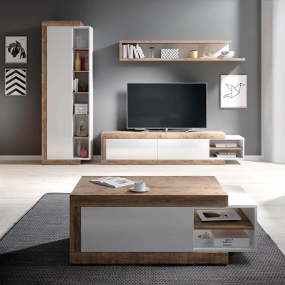 Móvel de sala de estar em madeira clara e branco com estante, móvel para TV, prateleira e mesa de centro, sobre tapete cinza e parede cinza