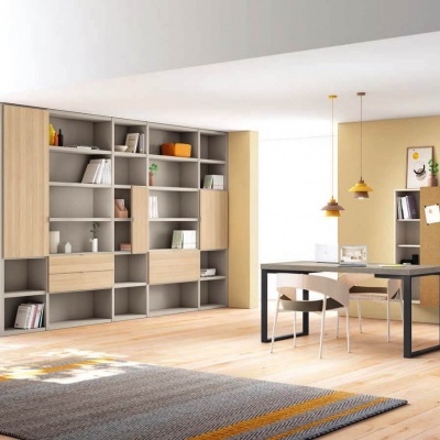 Conjunto de mobiliário de escritório moderno com estantes, armários, mesa e cadeiras em madeira clara e cinzento