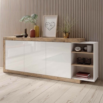 Aparador de madeira com portas brancas e prateleiras abertas decorado com vasos e moldura com coração