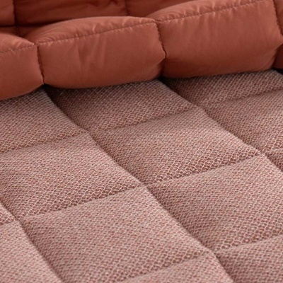 sofá almofadado terracota com tecido texturizado