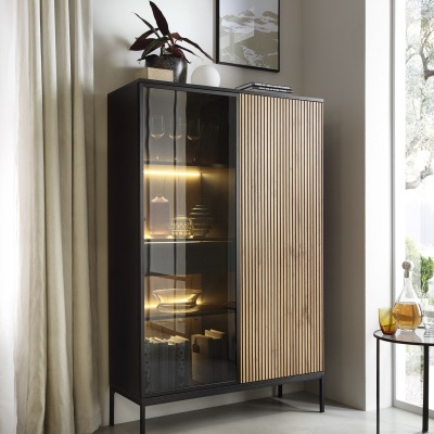 Armário com portas em vidro e madeira ripada, iluminação interior, decorado com planta e quadro na parede