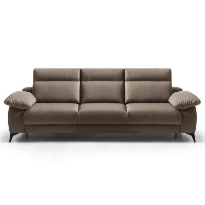 Sofá castanho de três lugares com braços almofadados e pernas metálicas