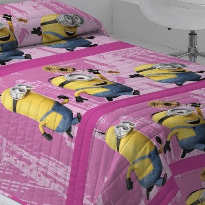 Cama de solteiro com edredão rosa com estampado de Minions.