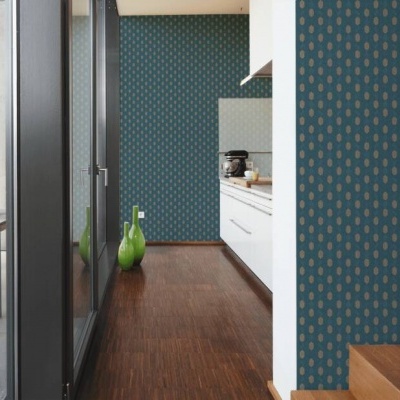 Cozinha moderna com piso de madeira e papel de parede azul com padrão amarelo, escadas de madeira e jarras verdes no chão