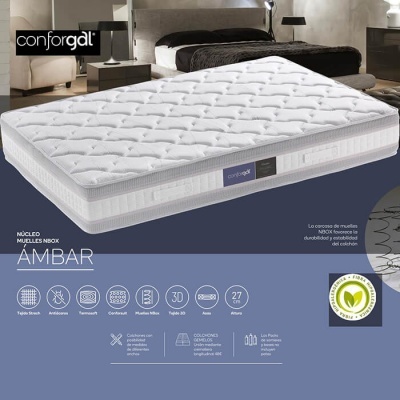 Colchão branco acolchoado Conforgat AMBAR num quarto moderno com cabeceira cinza