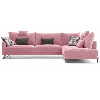 Sofá cor-de-rosa com almofadas e pés metálicos