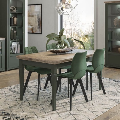 Conjunto de sala de jantar com mesa de madeira clara e cadeiras verdes