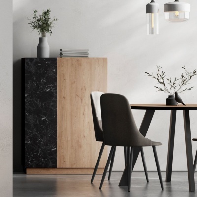 Mesa de madeira com cadeiras cinza e branco, armário de madeira e preto com efeito mármore, vasos com plantas e candeeiros suspensos