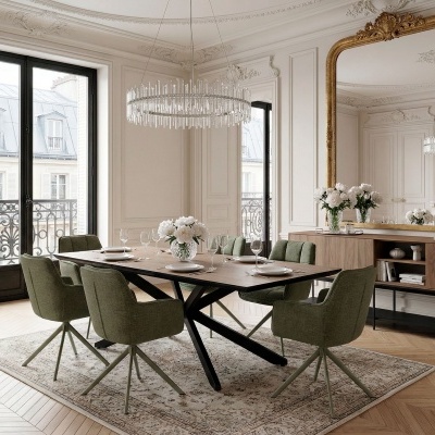 Sala de jantar com mesa madeira clara, cadeiras verdes, lustre pendente e espelho dourado