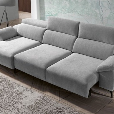 Sofá cinzento claro com chaise longue e encostos reclináveis numa sala