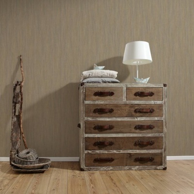Cómoda rústica em madeira com gavetas e lâmpada branca