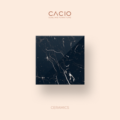 Azulejo cerâmico preto com veios brancos sobre fundo bege com texto.