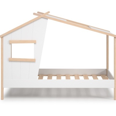 Cama infantil em forma de casa madeira branca e castanha clara