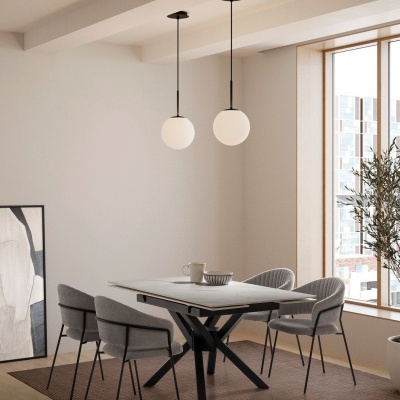 Mesa de jantar branca com cadeiras cinza e duas lâmpadas de teto em ambiente moderno