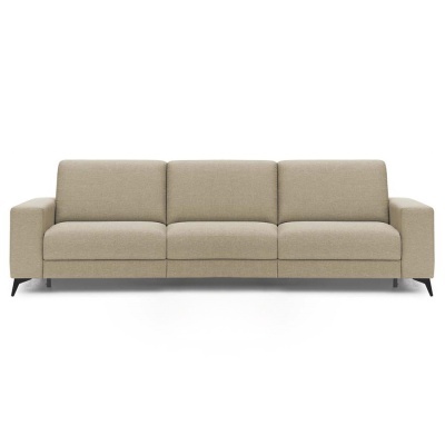 Sofá bege de três lugares com braços largos e pés pretos