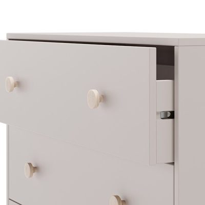 Móvel cinza claro com gavetas e puxadores de madeira