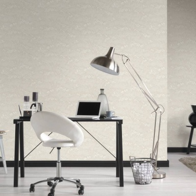 Escritório moderno com móveis e candeeiro metálico, ambiente claro e parede texturada.