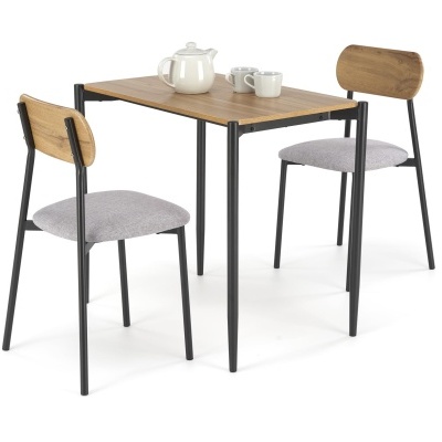 Mesa e cadeiras em metal preto, madeira clara e estofado cinza, com bule e chávenas brancas em cima da mesa