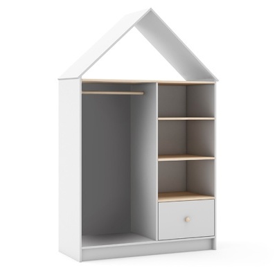 Armário infantil em forma de casa branco com prateleiras em madeira clara