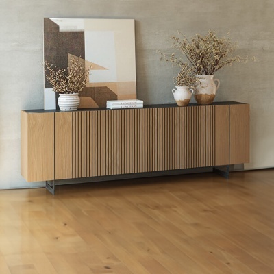 Aparador de madeira clara com textura ripada e vasos com plantas secas