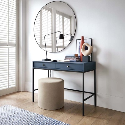 Móvel de entrada azul escuro com gavetas e banco estofado em ambiente claro