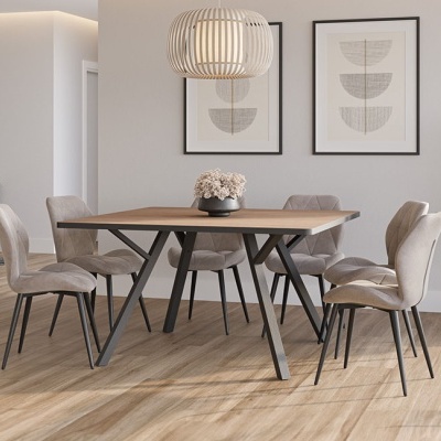 Mesa de jantar quadrada em madeira com seis cadeiras cinza, sobre chão de madeira, com iluminação pendente e quadros na parede.