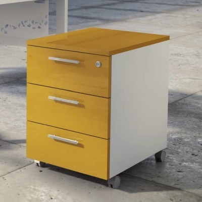 Móvel de escritório com três gavetas de madeira laranja, laterais brancas e rodas