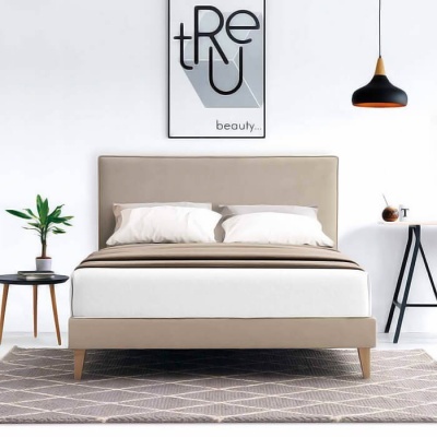 Quarto minimalista com cama beige, roupa de cama branca, quadro com texto e candeeiro pendente preto