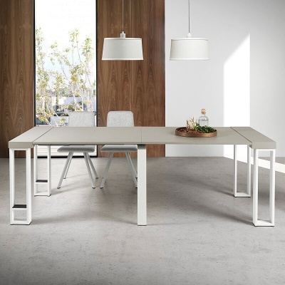 Mesa retangular cinza claro com pernas brancas metálicas, cadeiras cinzentas, luminárias brancas pendentes