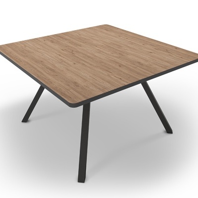 Mesa quadrada com tampo de madeira clara e pernas pretas metálicas inclinadas