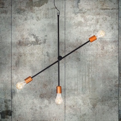 Luminária suspensa moderna com três lâmpadas e suportes em cobre contra parede de betão