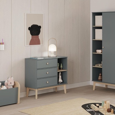 Quarto infantil com móveis azul petróleo e madeira clara, incluindo baú, cómoda e armário alto