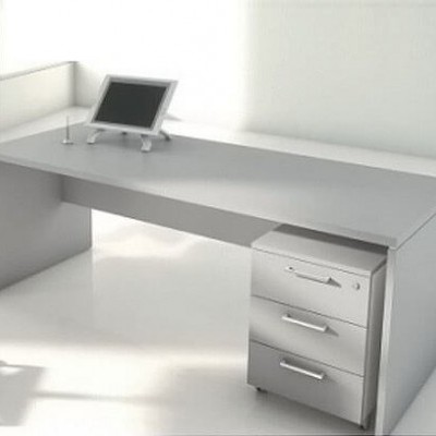 Secretária branca com gaveteiro prateado e portátil numa sala clara