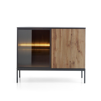 aparador com porta de vidro e porta de madeira clara com padrão vertical