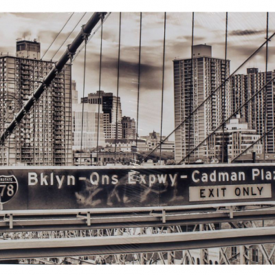 Placa de estrada monocromática em ambiente urbano com edifícios altos