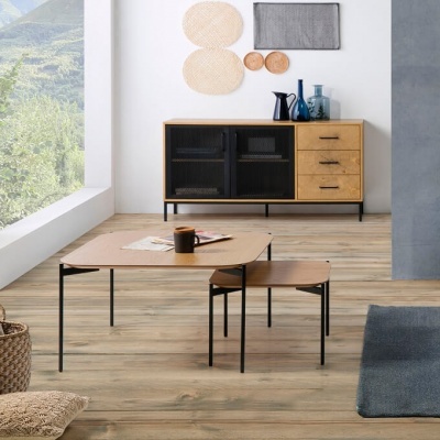 Sala com mesas de centro encadeadas, aparador em madeira clara e decoração na parede