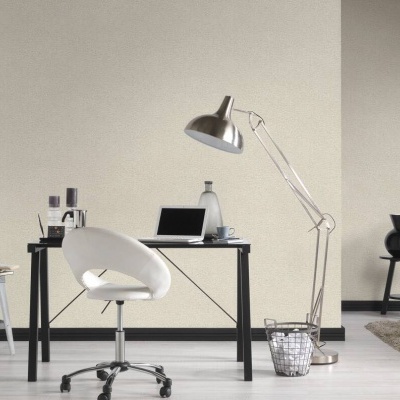 Escritório moderno com secretária preta, cadeira branca giratória, candeeiro metálico e acessórios em ambiente minimalista.