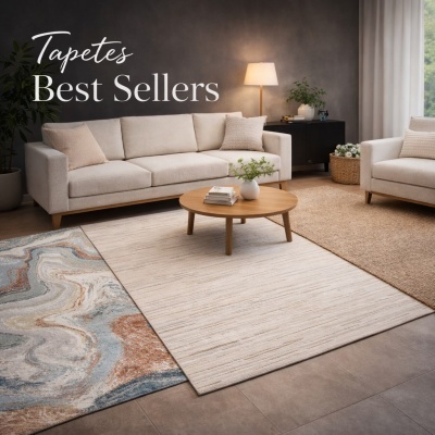 Sala de estar com sofá beige, mesa redonda de madeira e três tapetes diferentes