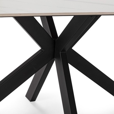 Mesa com tampo em madeira clara e pés em metal preto com design geométrico