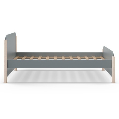 Cama de solteiro cinza com ripas de madeira clara