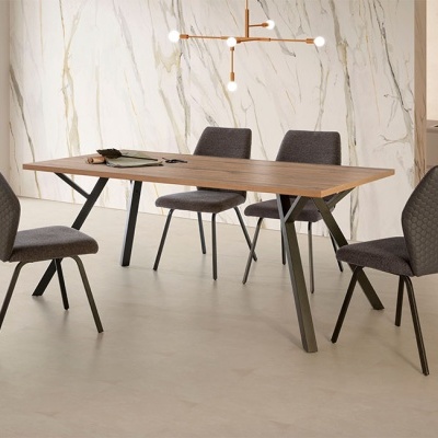 Conjunto de mesa de jantar retangular em madeira com quatro cadeiras cinzentas num ambiente interior moderno.