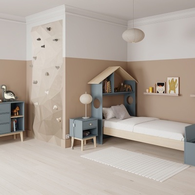 Quarto infantil com móveis em madeira azul e bege e cama com cabeceira em forma de casinha