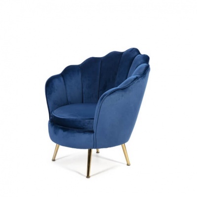 Poltrona azul em veludo com pernas douradas em fundo branco