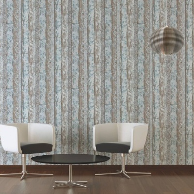 Dois cadeirões brancos e pretos, mesa redonda preta, lâmpada pendente metálica, parede com papel de parede azul e bege vertical