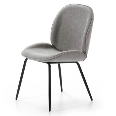 Cadeira cinzenta estofada com pernas pretas metalizadas