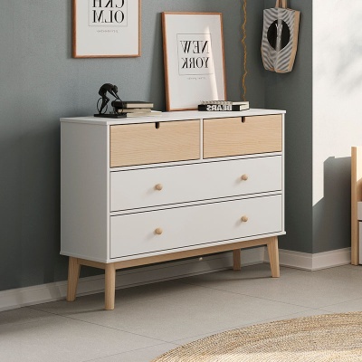 Cómoda branca com gavetas de madeira clara e pés de madeira