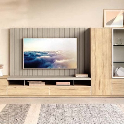 Móvel de sala moderno em madeira clara com TV e armário com portas de vidro