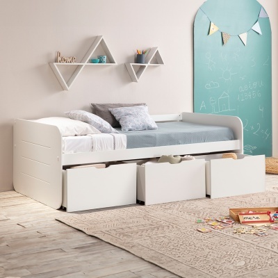 Cama de solteiro branca com gavetas e decoração de quarto infantil