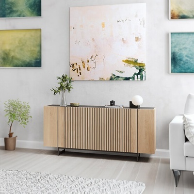 Aparador de madeira com decoração e quadros abstratos numa sala moderna